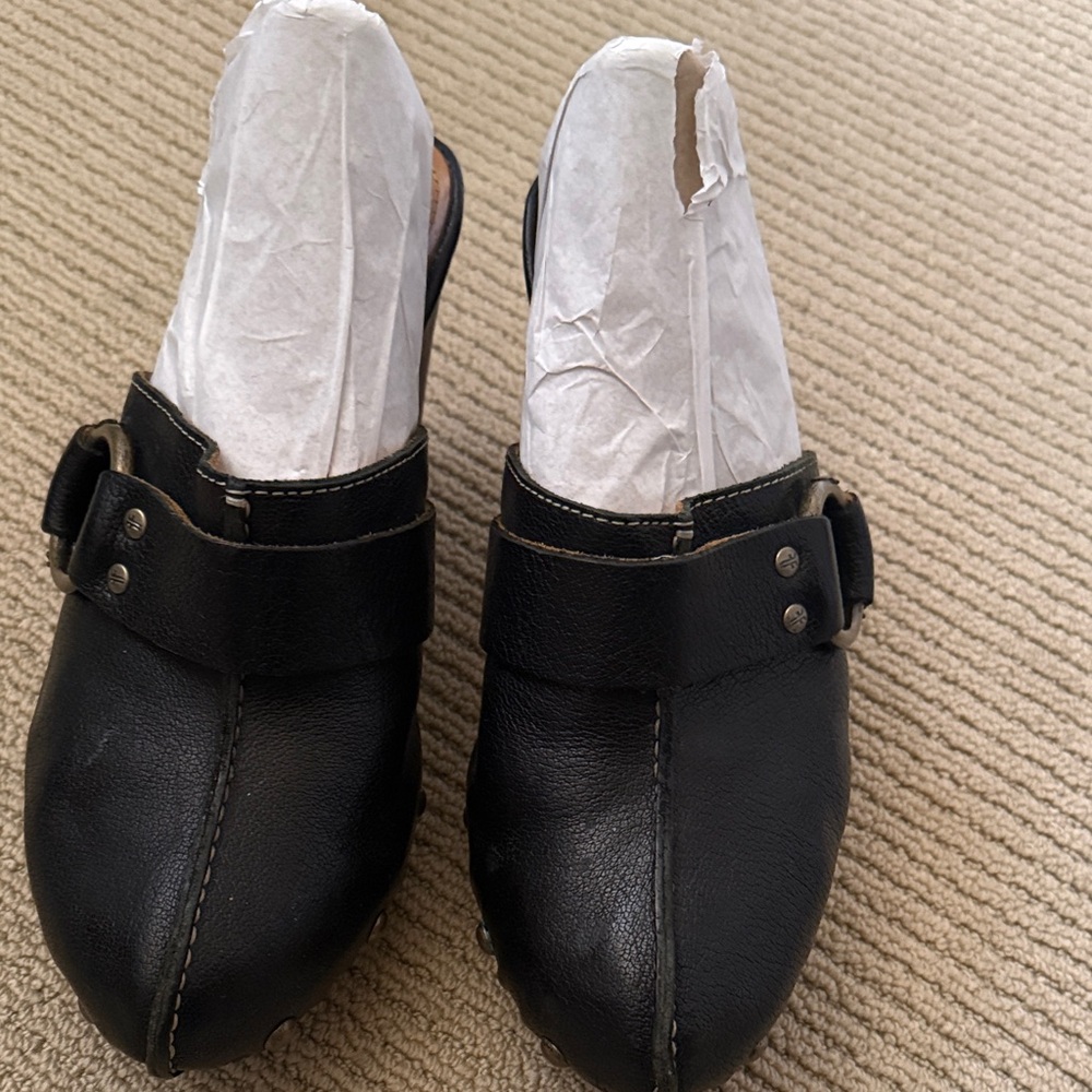 Frye Black Leather Slip-On Clogs size 9